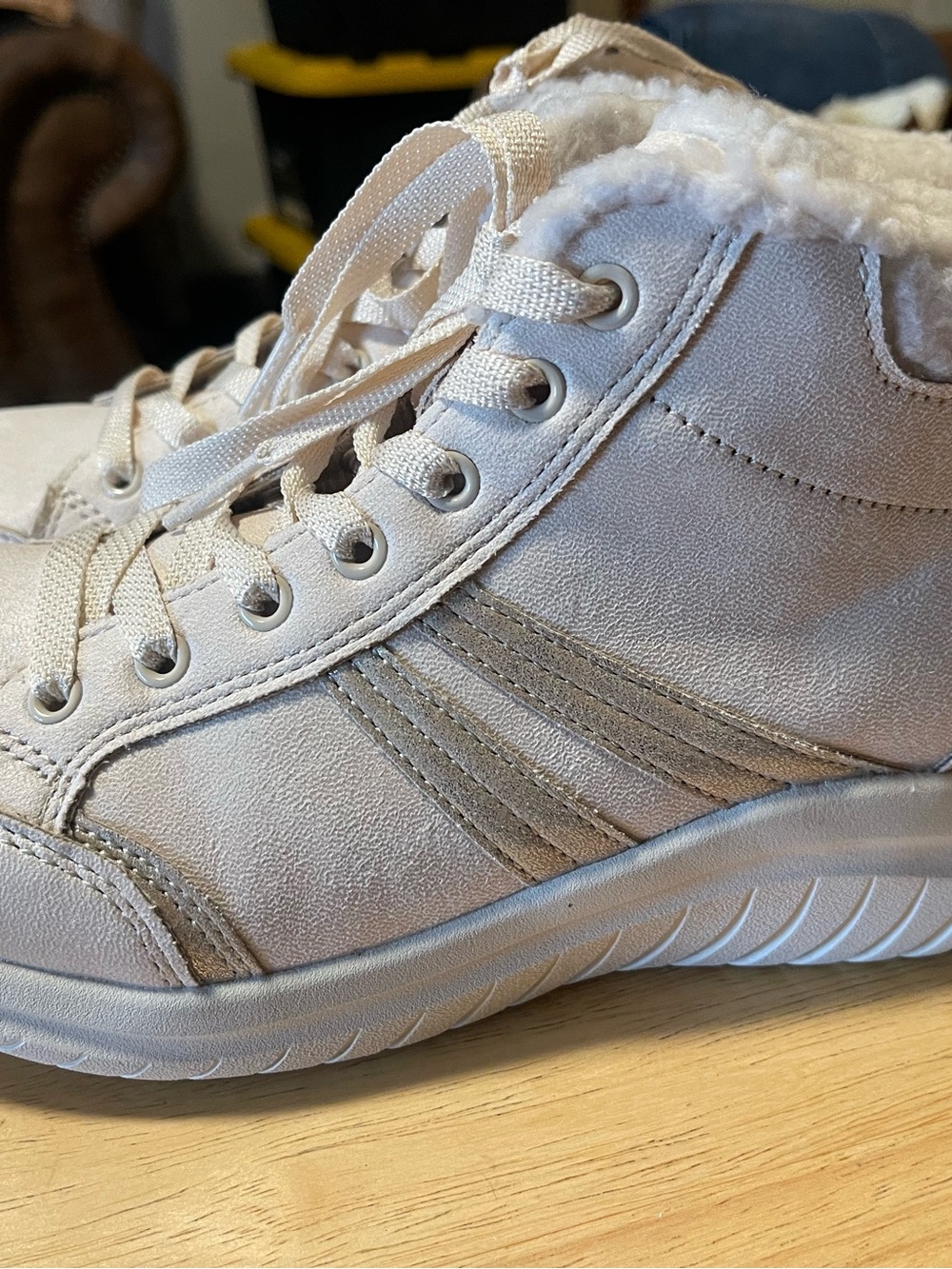 Skechers 8 Women’s Beige Faux Fur Lined Mid Top Lace-Up Sneaker Solid Textile